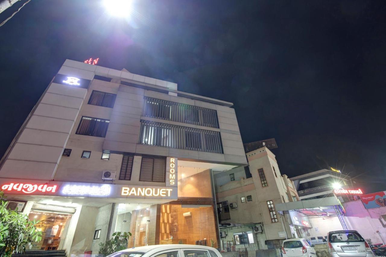 Hotel Navjivan Himatnagar Екстериор снимка