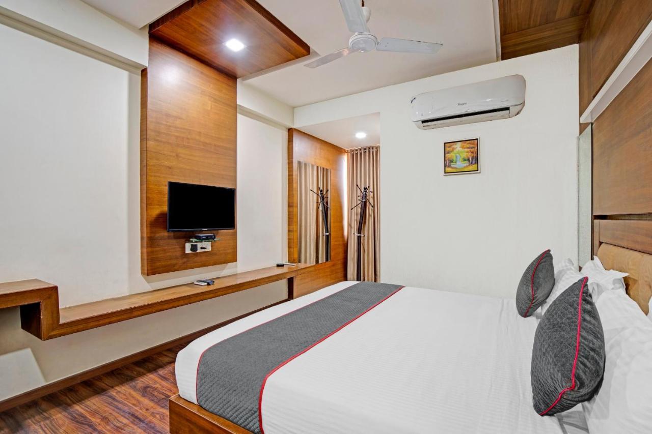 Hotel Navjivan Himatnagar Екстериор снимка